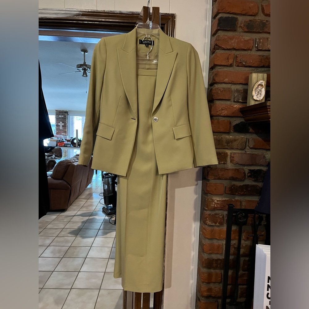 Women’s KASPER 2 piece pant suit. Size 6